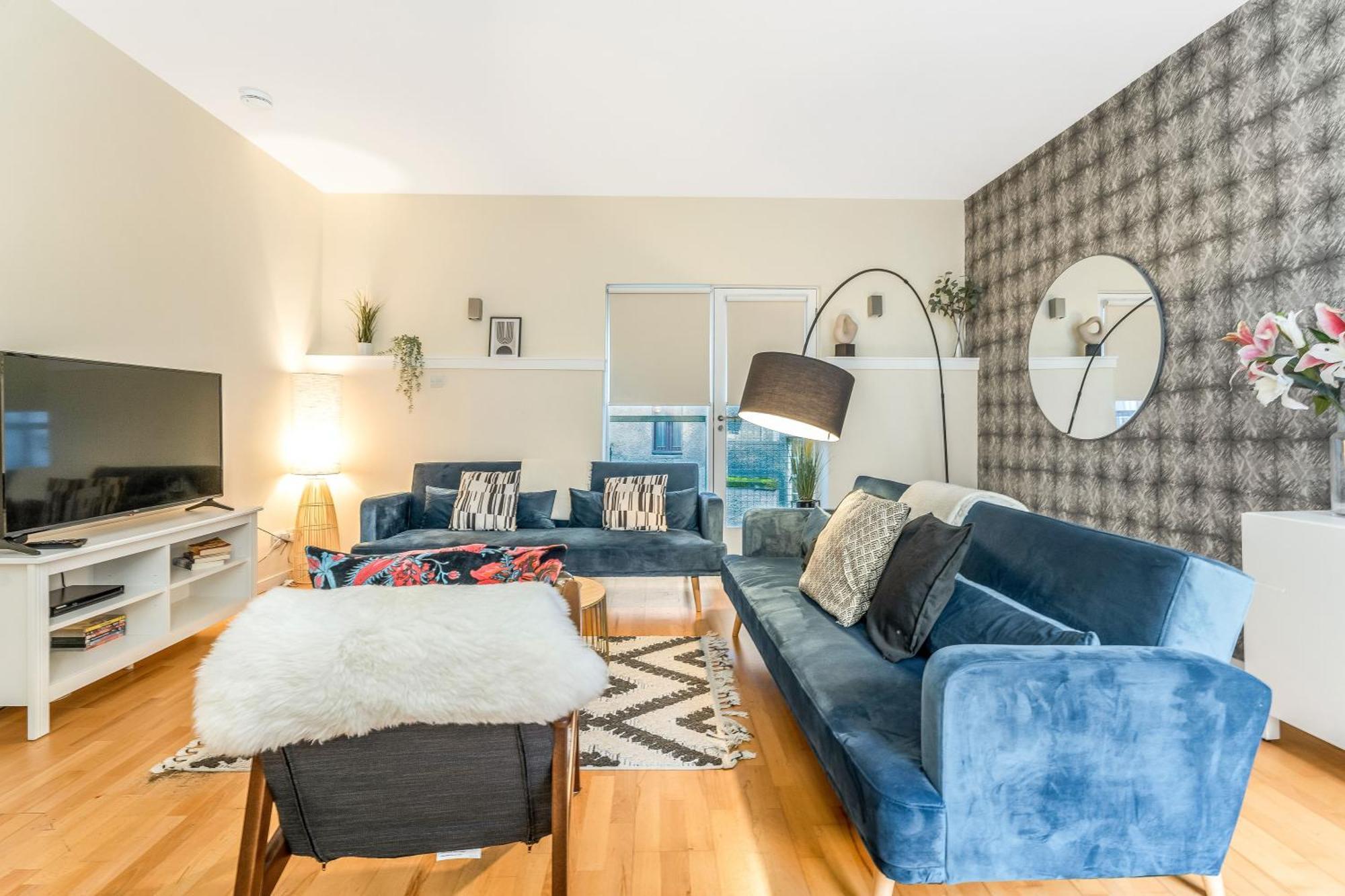 Beautiful Designer 2 Bed 2 Bath Old Town - Parking Apartment Edinburgh